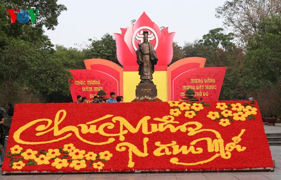 Spring flowers blossoming around Hanoi Lake - ảnh 1